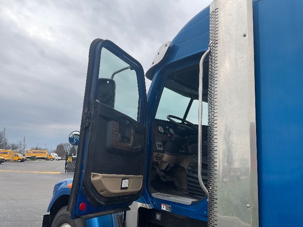 Sleeper Tractor-Heavy Duty Tractors-Freightliner-2020-D12264SD-Akron-OH-248,563\n\t\tmiles-$ 79,500 - Image 9