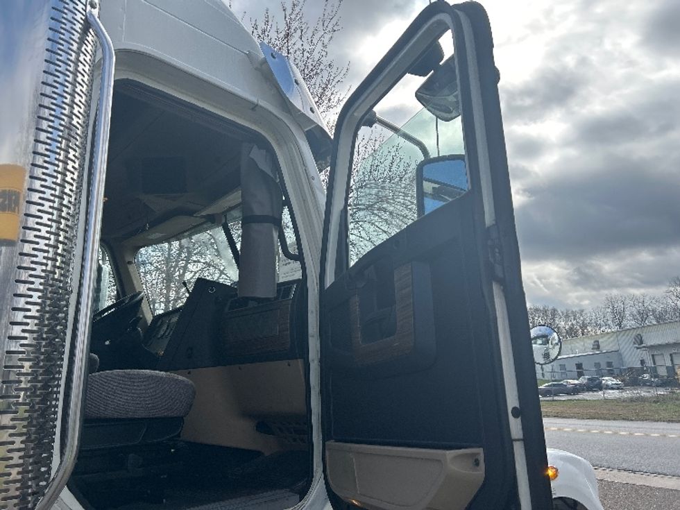 Sleeper Tractor-Heavy Duty Tractors-Freightliner-2020-D12264SD-Chattanooga-TN-596,079\n\t\tmiles-$ 57,500 - Image 13