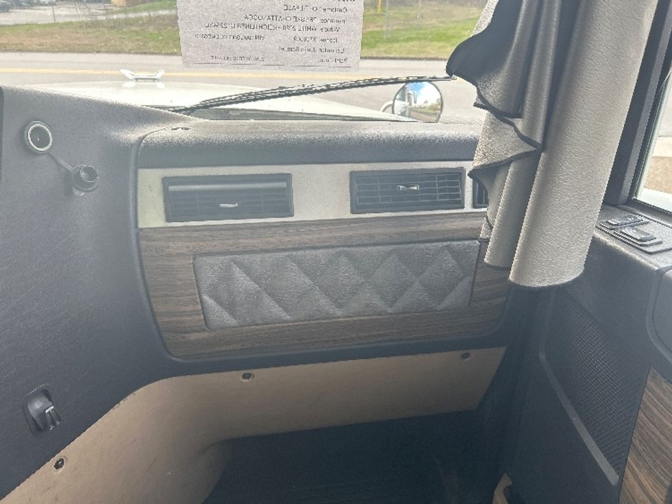 Sleeper Tractor-Heavy Duty Tractors-Freightliner-2020-D12264SD-Chattanooga-TN-596,079\n\t\tmiles-$ 57,500 - Image 14