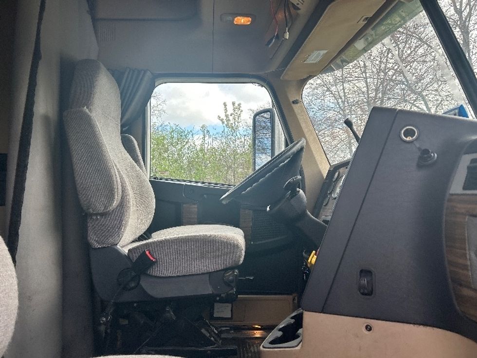 Sleeper Tractor-Heavy Duty Tractors-Freightliner-2020-D12264SD-Chattanooga-TN-596,079\n\t\tmiles-$ 57,500 - Image 15