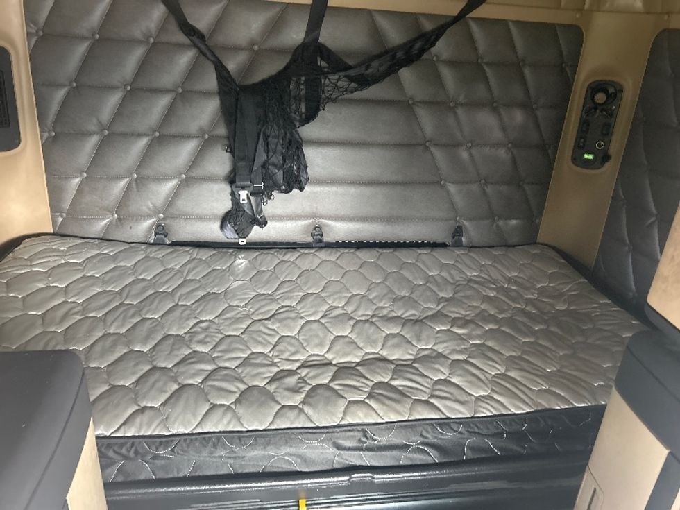 Sleeper Tractor-Heavy Duty Tractors-Freightliner-2020-D12264SD-Chattanooga-TN-596,079\n\t\tmiles-$ 57,500 - Image 16