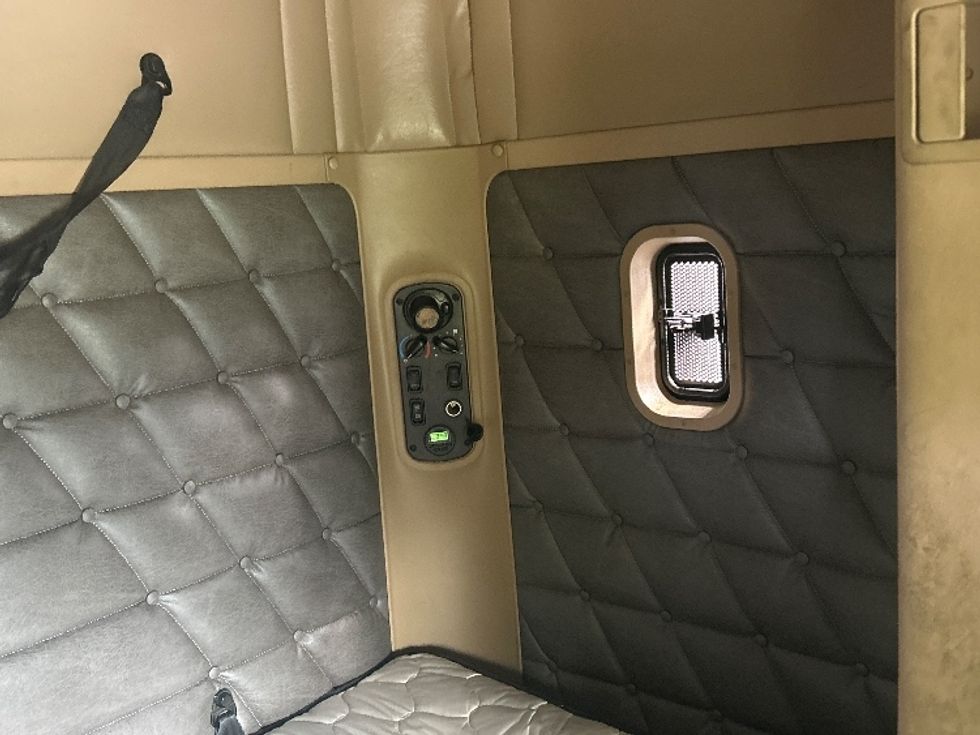 Sleeper Tractor-Heavy Duty Tractors-Freightliner-2020-D12264SD-Chattanooga-TN-596,079\n\t\tmiles-$ 57,500 - Image 17