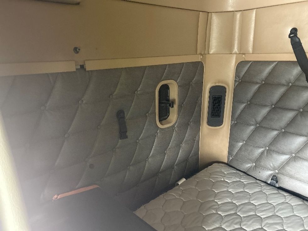 Sleeper Tractor-Heavy Duty Tractors-Freightliner-2020-D12264SD-Chattanooga-TN-596,079\n\t\tmiles-$ 57,500 - Image 18