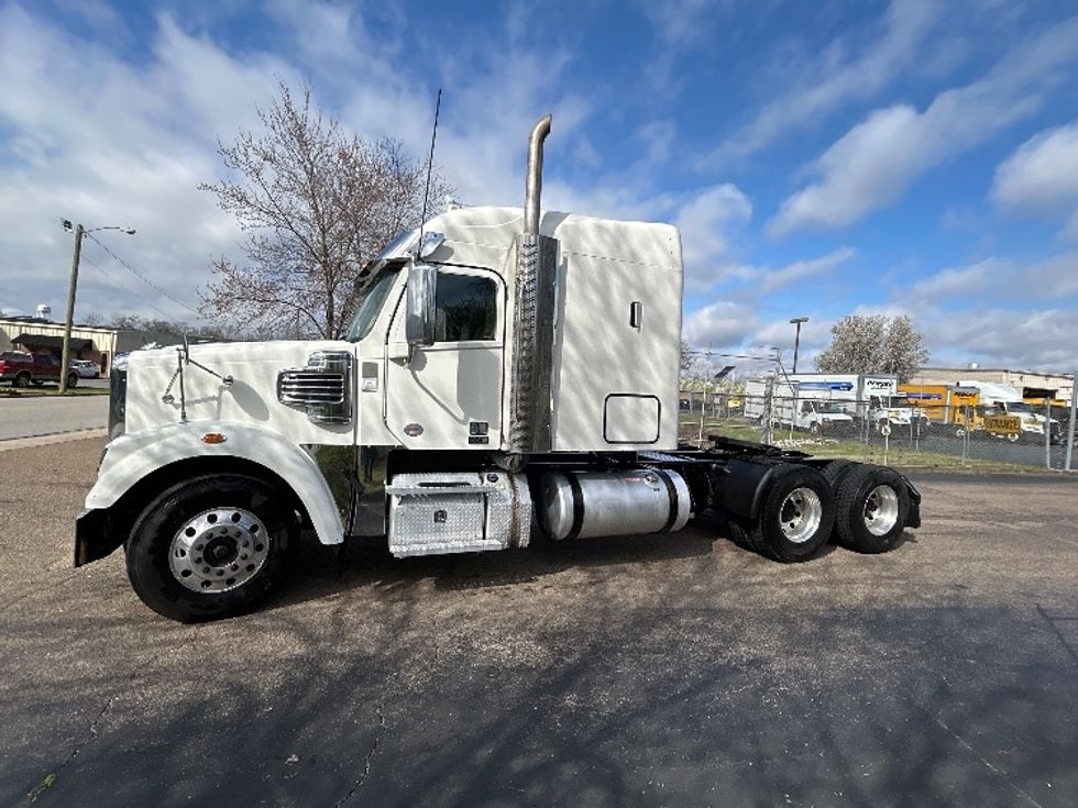 Sleeper Tractor-Heavy Duty Tractors-Freightliner-2020-D12264SD-Chattanooga-TN-596,079\n\t\tmiles-$ 57,500 - Image 4