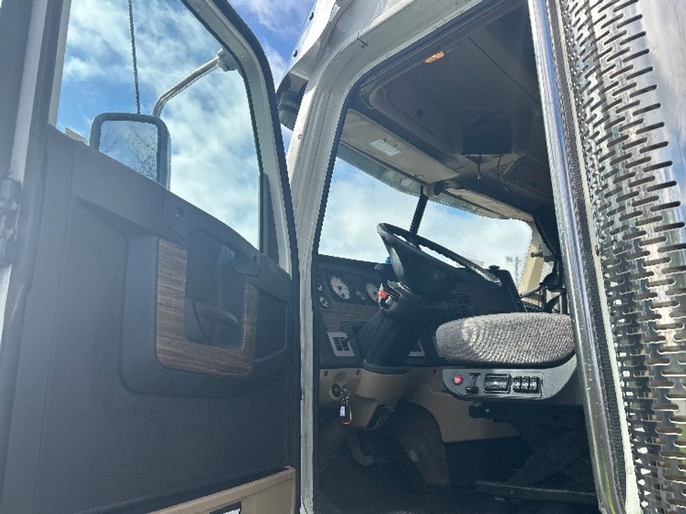Sleeper Tractor-Heavy Duty Tractors-Freightliner-2020-D12264SD-Chattanooga-TN-596,079\n\t\tmiles-$ 57,500 - Image 9