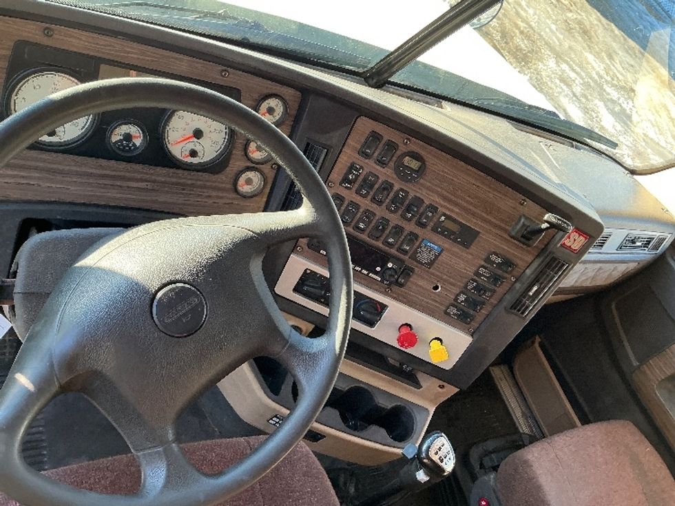 Sleeper Tractor-Heavy Duty Tractors-Freightliner-2020-D12264SD-Edmonton-AB-520,215\n\t\tkm-$ 95,000 - Image 11