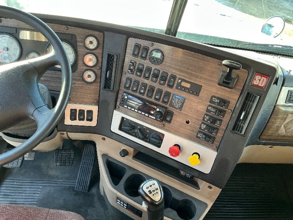 Sleeper Tractor-Heavy Duty Tractors-Freightliner-2020-D12264SD-Edmonton-AB-520,215\n\t\tkm-$ 95,000 - Image 12