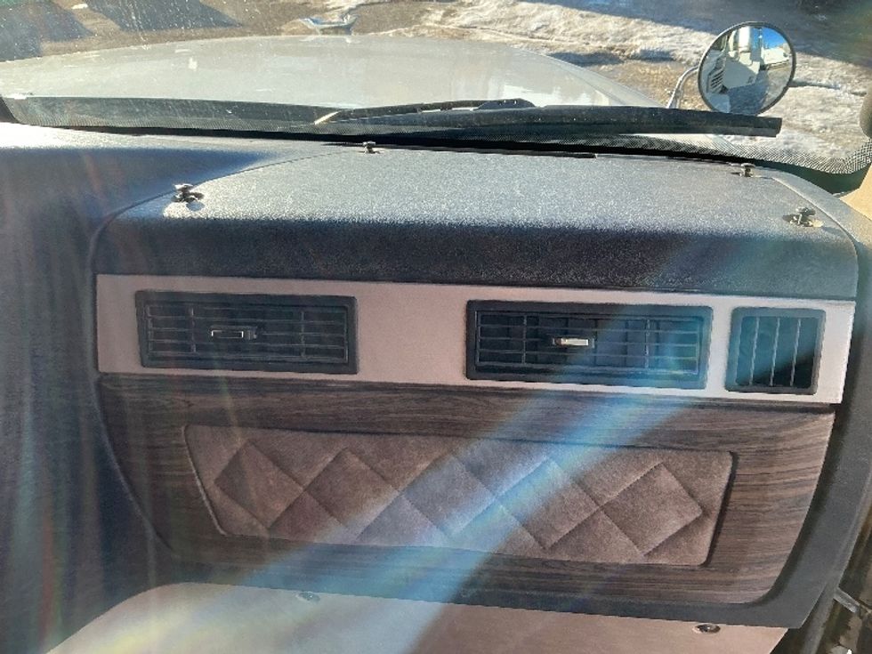 Sleeper Tractor-Heavy Duty Tractors-Freightliner-2020-D12264SD-Edmonton-AB-520,215\n\t\tkm-$ 95,000 - Image 14