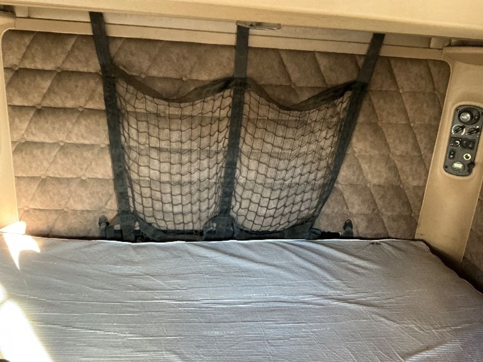 Sleeper Tractor-Heavy Duty Tractors-Freightliner-2020-D12264SD-Edmonton-AB-520,215\n\t\tkm-$ 95,000 - Image 16