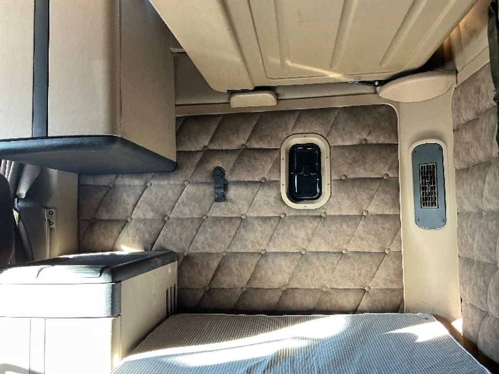 Sleeper Tractor-Heavy Duty Tractors-Freightliner-2020-D12264SD-Edmonton-AB-520,215\n\t\tkm-$ 95,000 - Image 19