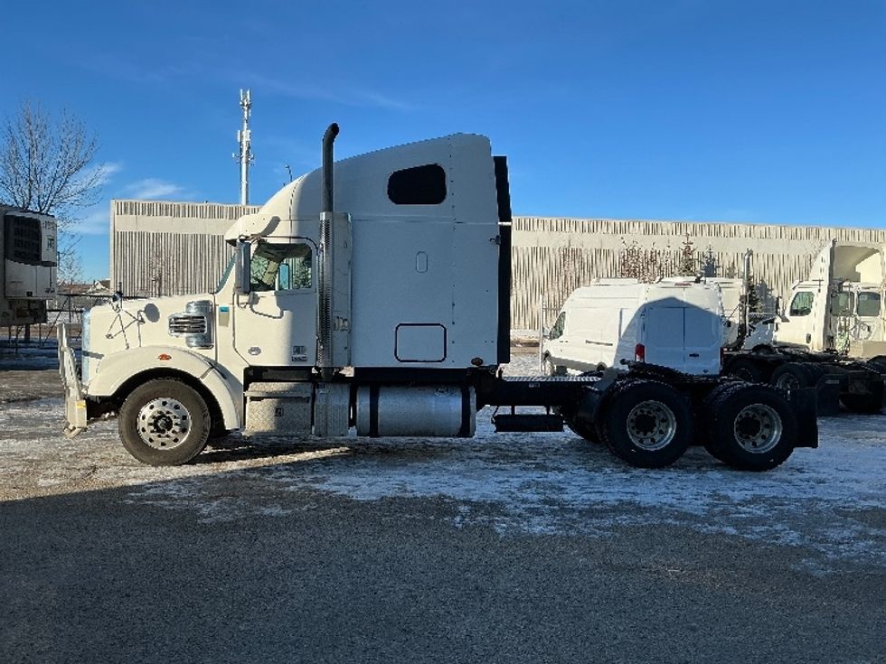 Sleeper Tractor-Heavy Duty Tractors-Freightliner-2020-D12264SD-Edmonton-AB-520,215\n\t\tkm-$ 95,000 - Image 4