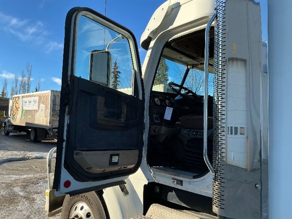 Sleeper Tractor-Heavy Duty Tractors-Freightliner-2020-D12264SD-Edmonton-AB-520,215\n\t\tkm-$ 95,000 - Image 9