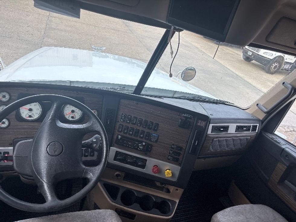 Sleeper Tractor-Heavy Duty Tractors-Freightliner-2020-D12264SD-Hammond-LA-374,983\n\t\tmiles-$ 82,750 - Image 11