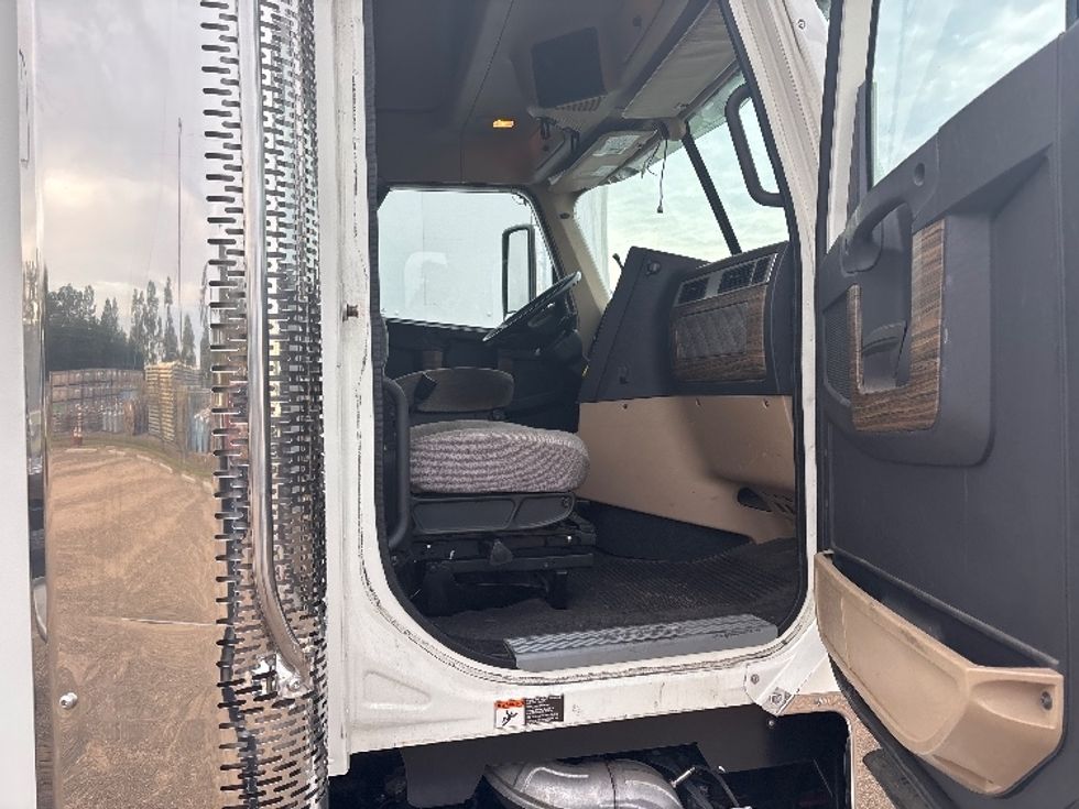 Sleeper Tractor-Heavy Duty Tractors-Freightliner-2020-D12264SD-Hammond-LA-374,983\n\t\tmiles-$ 82,750 - Image 13