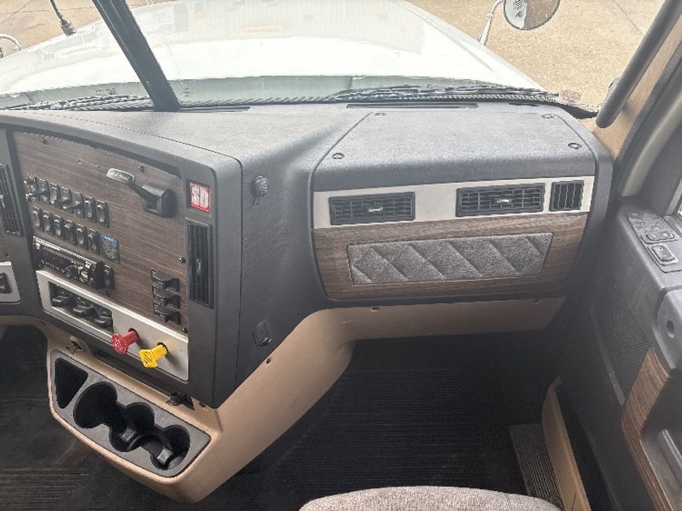 Sleeper Tractor-Heavy Duty Tractors-Freightliner-2020-D12264SD-Hammond-LA-374,983\n\t\tmiles-$ 82,750 - Image 14