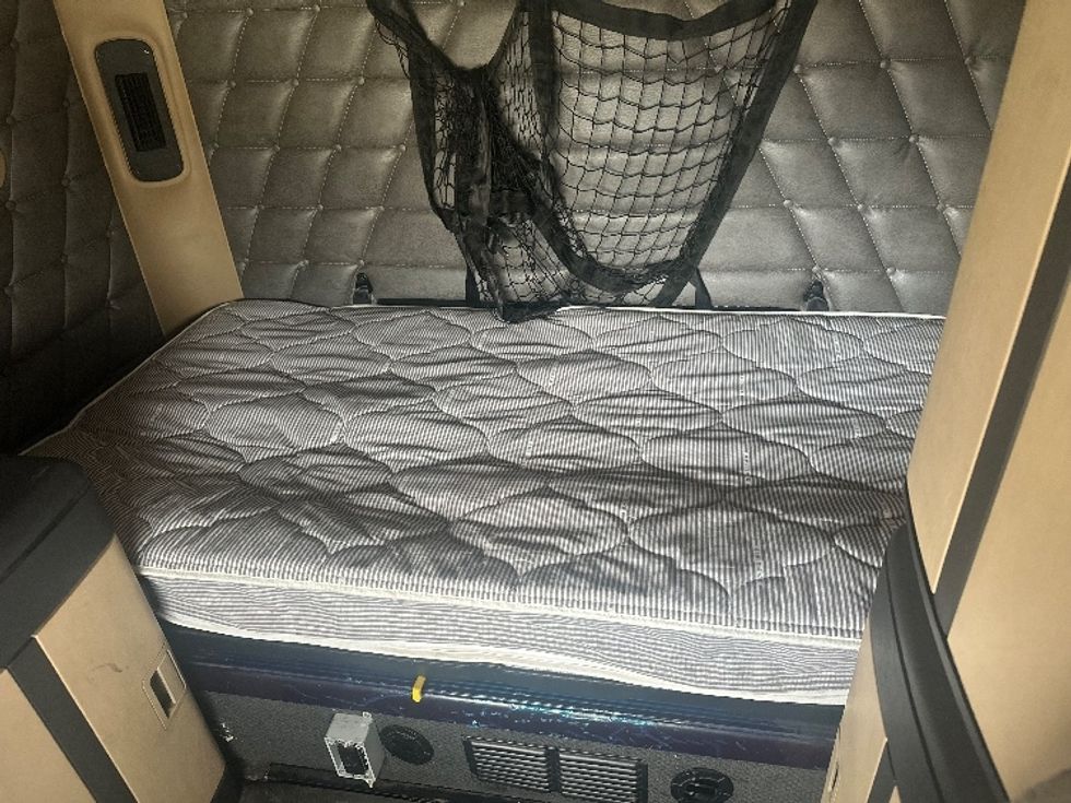 Sleeper Tractor-Heavy Duty Tractors-Freightliner-2020-D12264SD-Hammond-LA-374,983\n\t\tmiles-$ 82,750 - Image 16