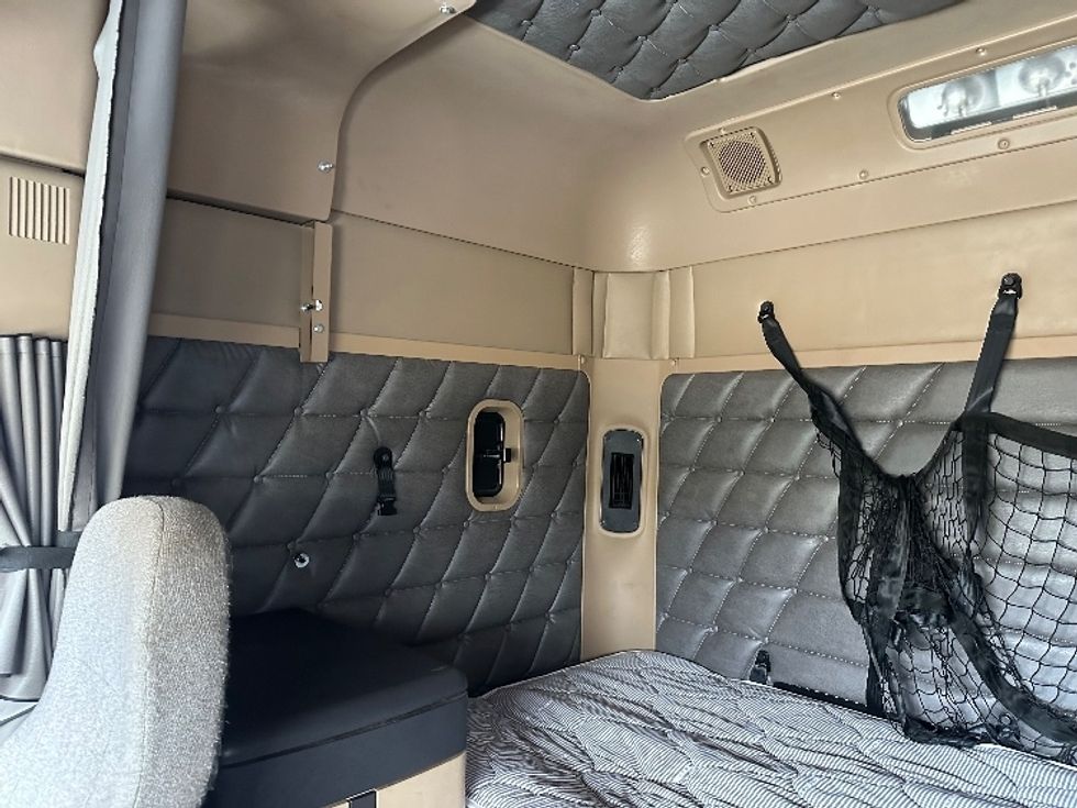 Sleeper Tractor-Heavy Duty Tractors-Freightliner-2020-D12264SD-Hammond-LA-374,983\n\t\tmiles-$ 82,750 - Image 17