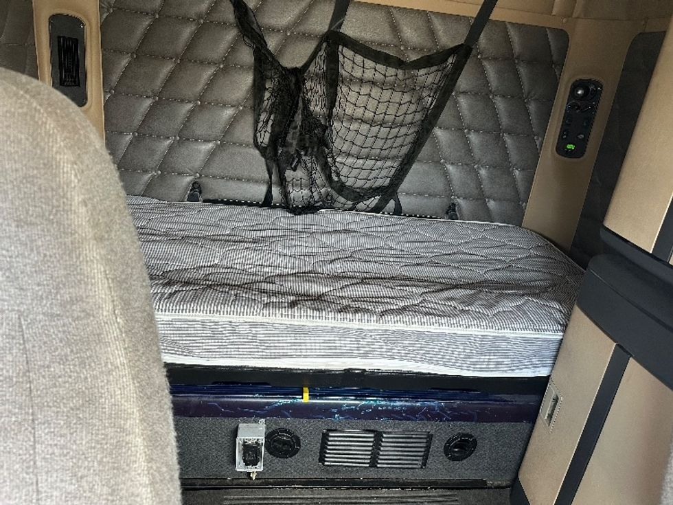 Sleeper Tractor-Heavy Duty Tractors-Freightliner-2020-D12264SD-Hammond-LA-374,983\n\t\tmiles-$ 82,750 - Image 18