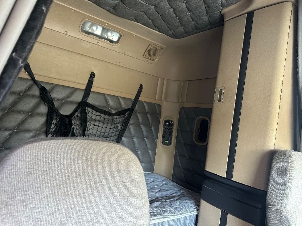 Sleeper Tractor-Heavy Duty Tractors-Freightliner-2020-D12264SD-Hammond-LA-374,983\n\t\tmiles-$ 82,750 - Image 19