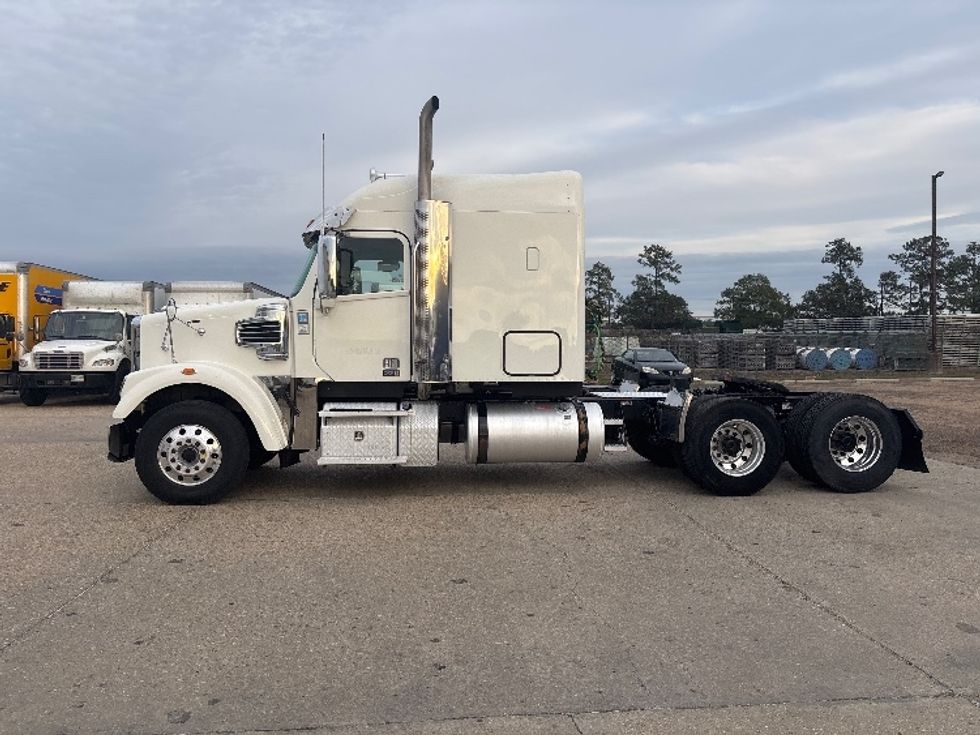 Sleeper Tractor-Heavy Duty Tractors-Freightliner-2020-D12264SD-Hammond-LA-374,983\n\t\tmiles-$ 82,750 - Image 4