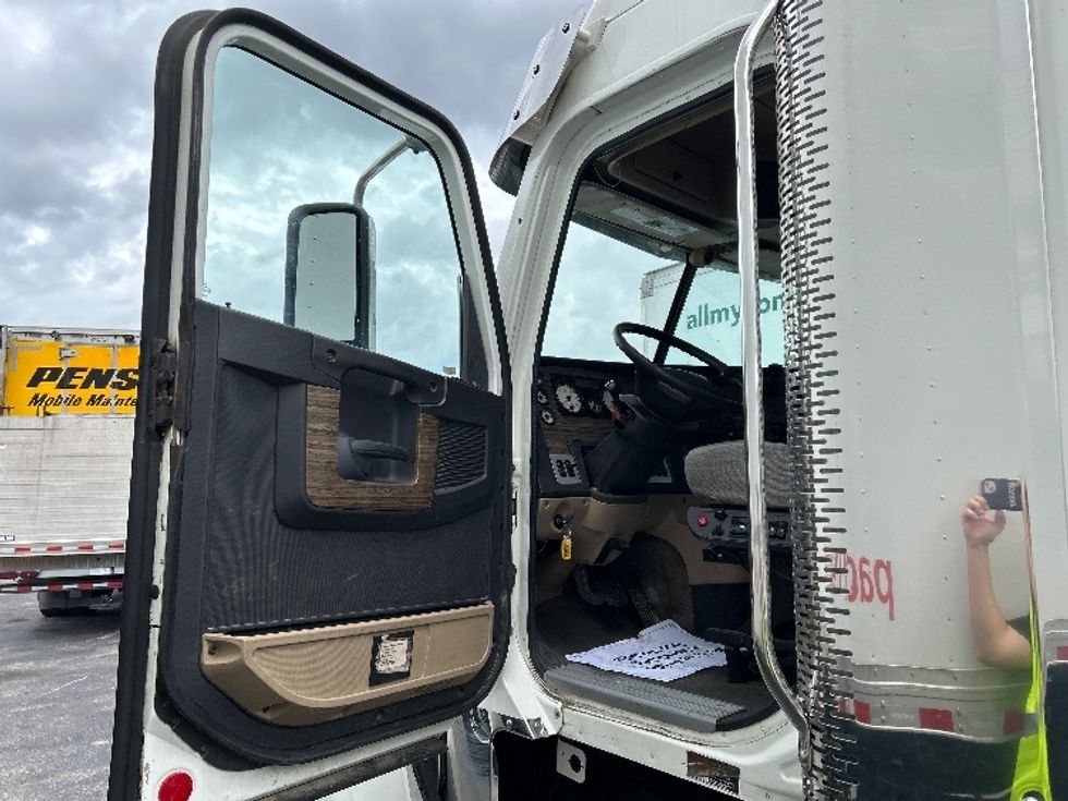 Sleeper Tractor-Heavy Duty Tractors-Freightliner-2020-D12264SD-Homewood-AL-636,269\n\t\tmiles-$ 63,750 - Image 9