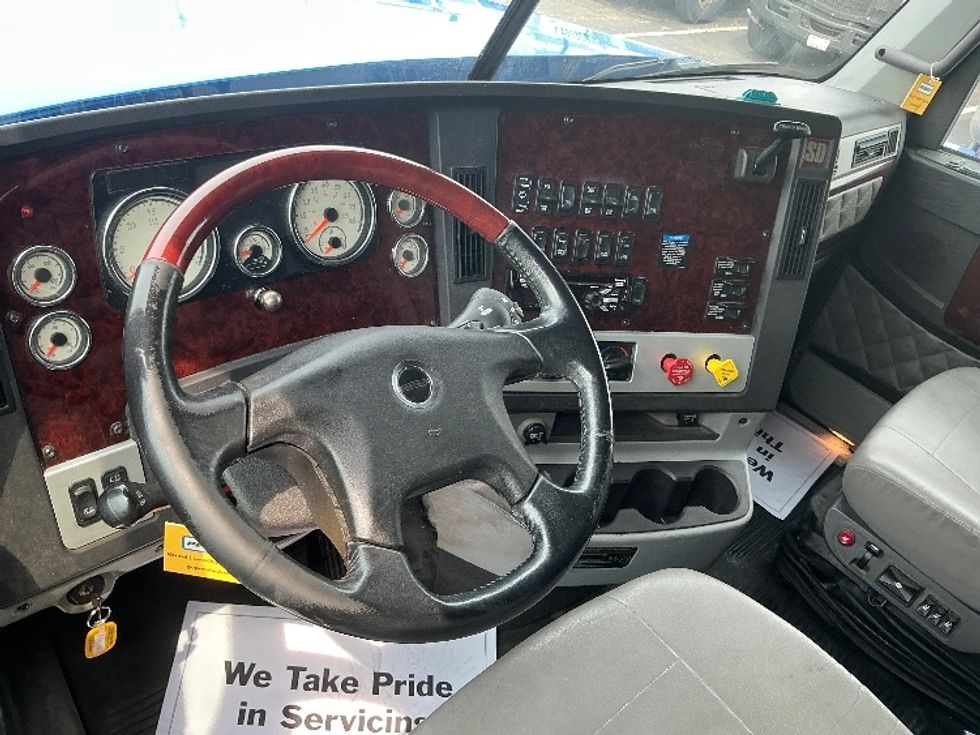 Sleeper Tractor-Heavy Duty Tractors-Freightliner-2020-D12264SD-Moberly-MO-645,043\n\t\tmiles-$ 61,000 - Image 11