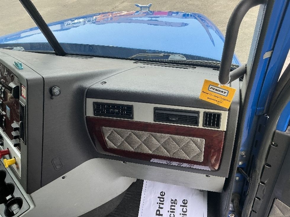 Sleeper Tractor-Heavy Duty Tractors-Freightliner-2020-D12264SD-Moberly-MO-645,043\n\t\tmiles-$ 61,000 - Image 14