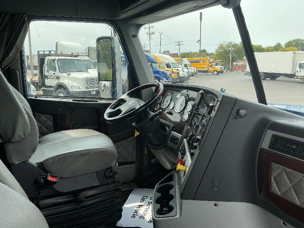 Sleeper Tractor-Heavy Duty Tractors-Freightliner-2020-D12264SD-Moberly-MO-645,043\n\t\tmiles-$ 61,000 - Image 15