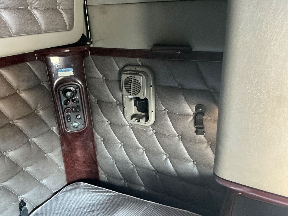 Sleeper Tractor-Heavy Duty Tractors-Freightliner-2020-D12264SD-Moberly-MO-645,043\n\t\tmiles-$ 61,000 - Image 18