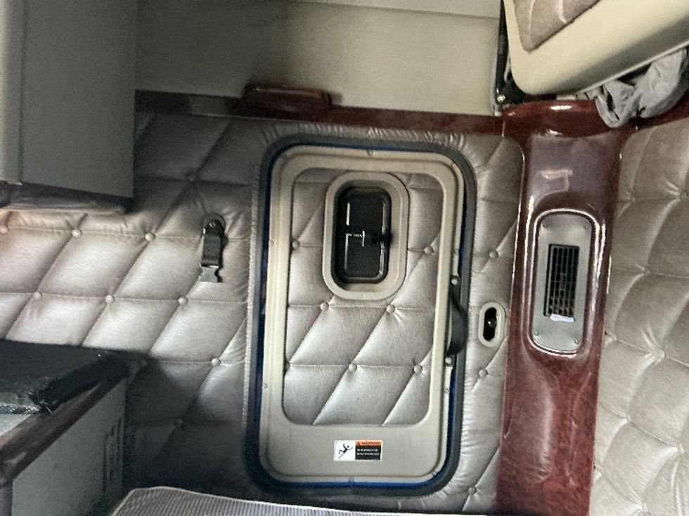 Sleeper Tractor-Heavy Duty Tractors-Freightliner-2020-D12264SD-Moberly-MO-645,043\n\t\tmiles-$ 61,000 - Image 19