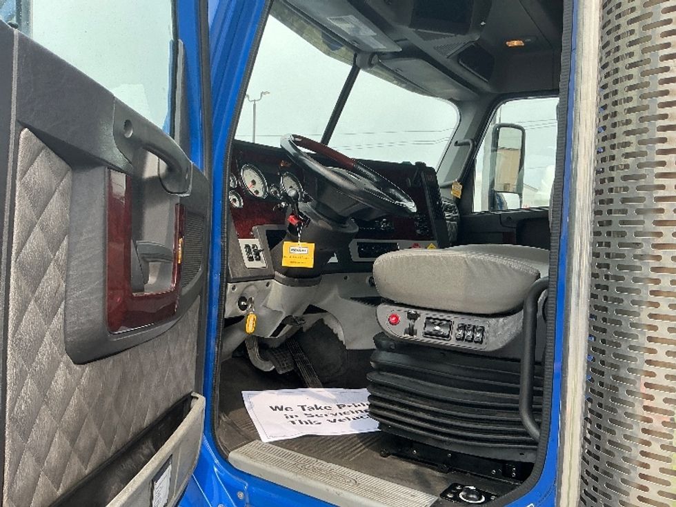 Sleeper Tractor-Heavy Duty Tractors-Freightliner-2020-D12264SD-Moberly-MO-645,043\n\t\tmiles-$ 61,000 - Image 9