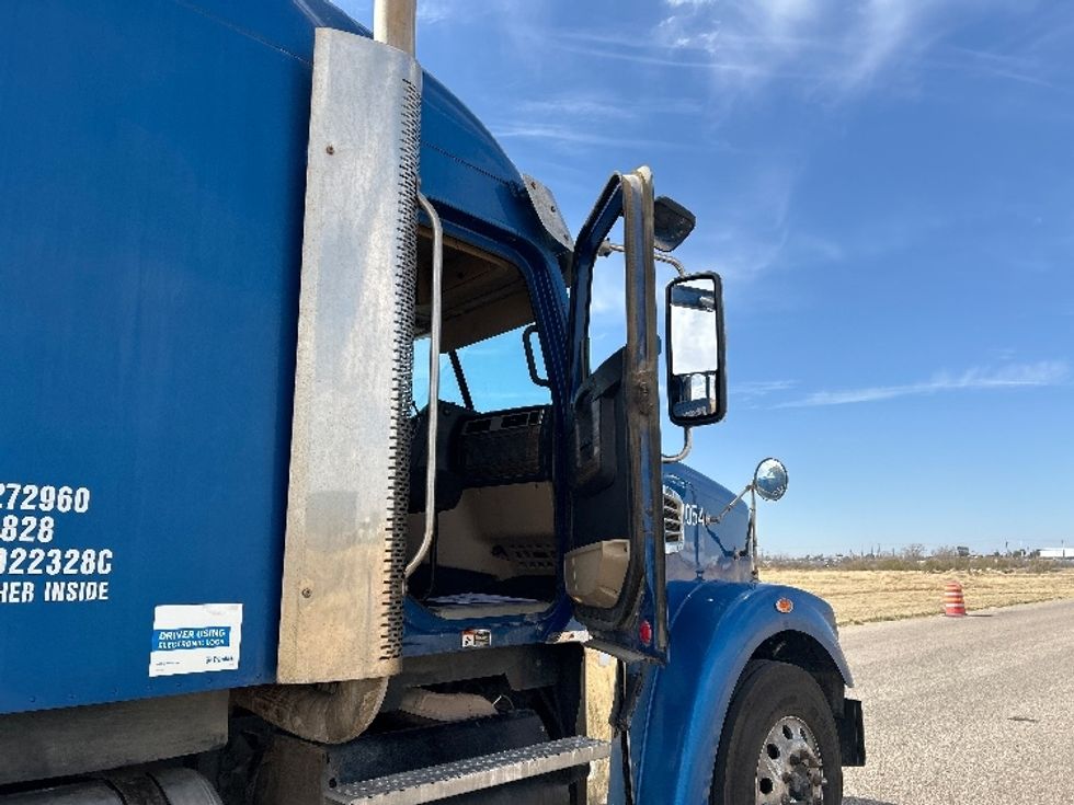 Sleeper Tractor-Heavy Duty Tractors-Freightliner-2020-D12264SD-Odessa-TX-337,148\n\t\tmiles-$ 79,250 - Image 13