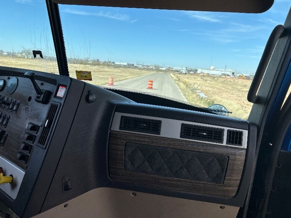 Sleeper Tractor-Heavy Duty Tractors-Freightliner-2020-D12264SD-Odessa-TX-337,148\n\t\tmiles-$ 79,250 - Image 14