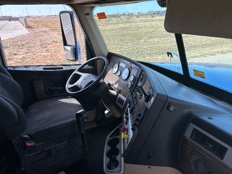 Sleeper Tractor-Heavy Duty Tractors-Freightliner-2020-D12264SD-Odessa-TX-337,148\n\t\tmiles-$ 79,250 - Image 15