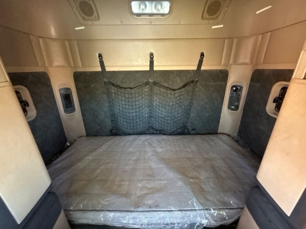Sleeper Tractor-Heavy Duty Tractors-Freightliner-2020-D12264SD-Odessa-TX-337,148\n\t\tmiles-$ 79,250 - Image 17