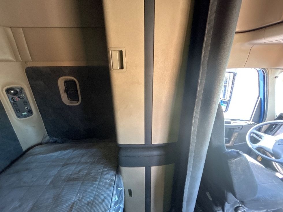 Sleeper Tractor-Heavy Duty Tractors-Freightliner-2020-D12264SD-Odessa-TX-337,148\n\t\tmiles-$ 79,250 - Image 18