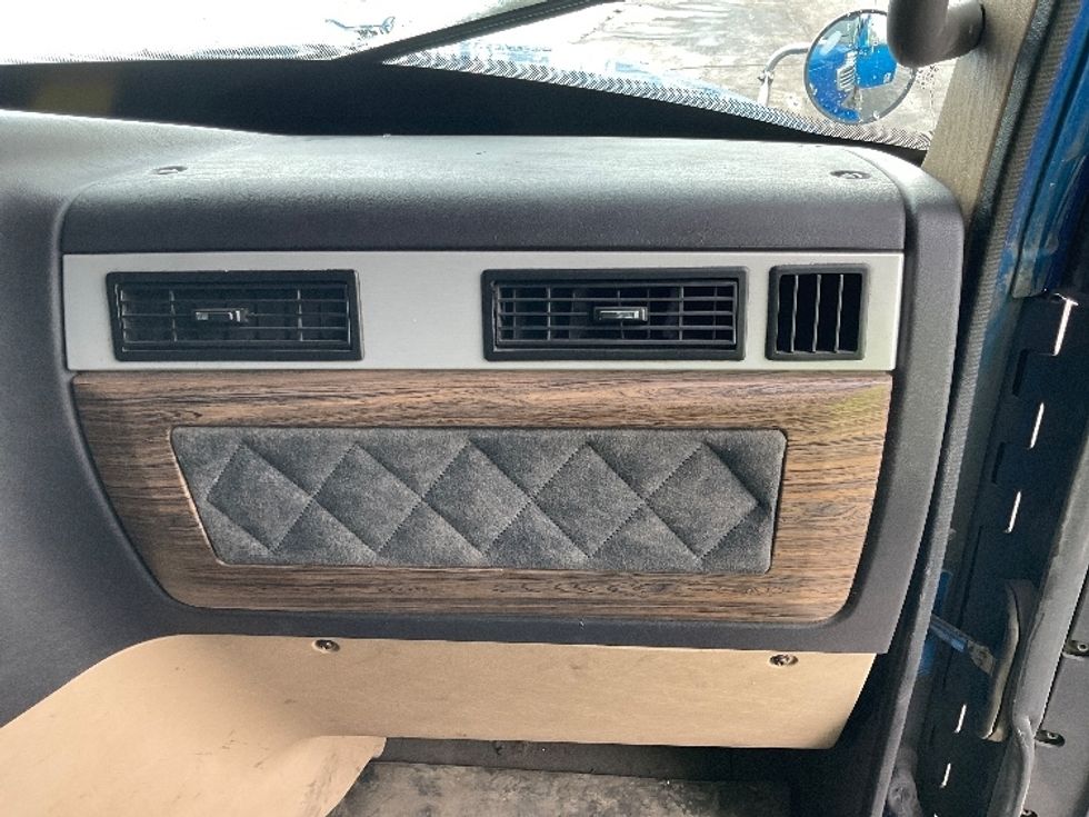 Sleeper Tractor-Heavy Duty Tractors-Freightliner-2020-D12264SD-Pittsburgh-PA-214,214\n\t\tmiles-$ 78,000 - Image 14