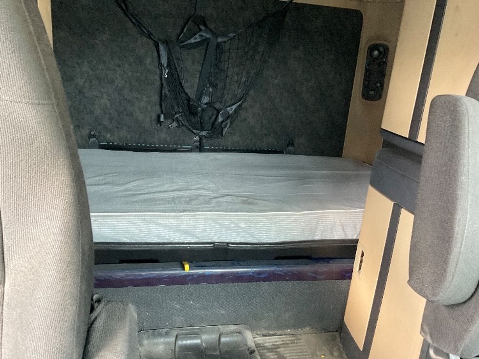 Sleeper Tractor-Heavy Duty Tractors-Freightliner-2020-D12264SD-Pittsburgh-PA-214,214\n\t\tmiles-$ 78,000 - Image 16