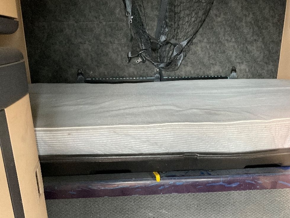 Sleeper Tractor-Heavy Duty Tractors-Freightliner-2020-D12264SD-Pittsburgh-PA-214,214\n\t\tmiles-$ 78,000 - Image 17