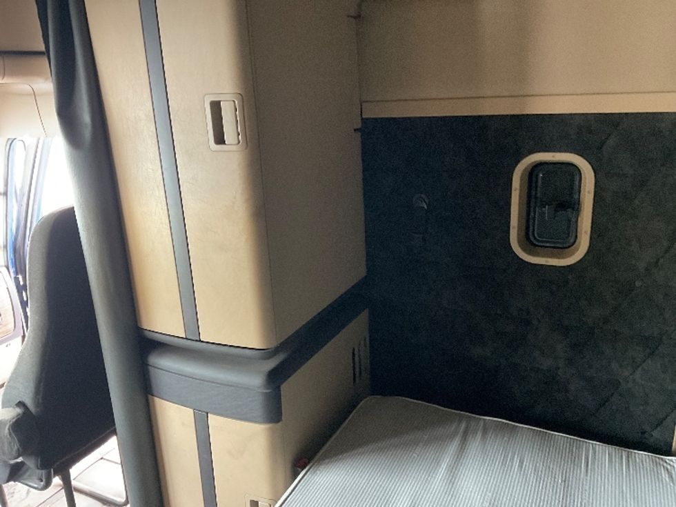 Sleeper Tractor-Heavy Duty Tractors-Freightliner-2020-D12264SD-Pittsburgh-PA-214,214\n\t\tmiles-$ 78,000 - Image 19