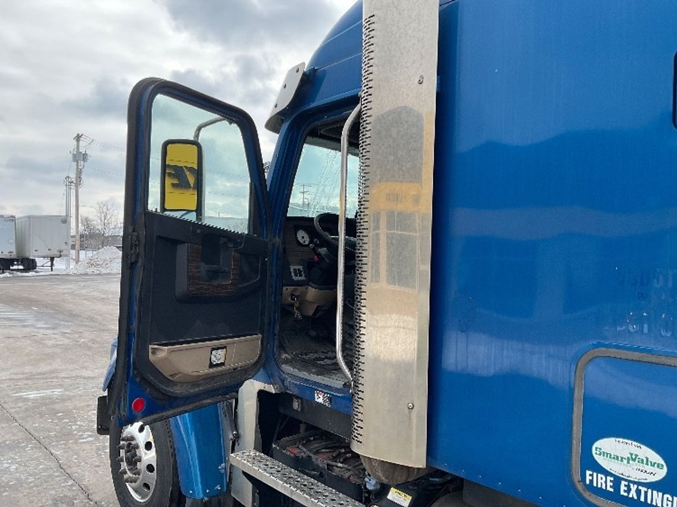 Sleeper Tractor-Heavy Duty Tractors-Freightliner-2020-D12264SD-Pittsburgh-PA-214,214\n\t\tmiles-$ 78,000 - Image 9