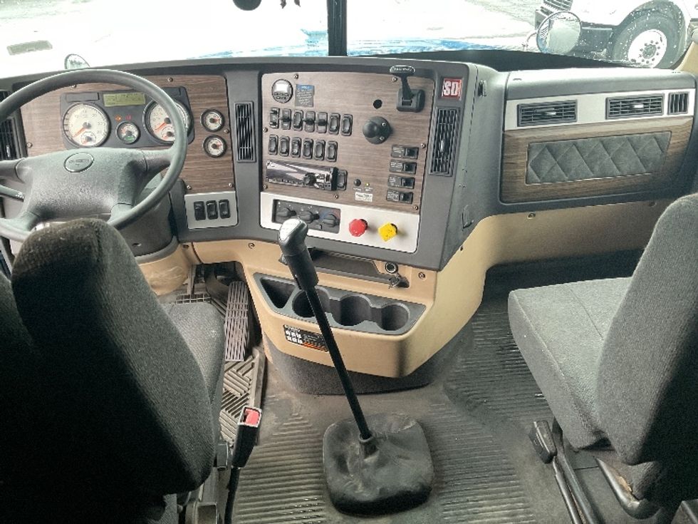 Sleeper Tractor-Heavy Duty Tractors-Freightliner-2020-D12264SD-Pittsburgh-PA-258,895\n\t\tmiles-$ 75,500 - Image 12