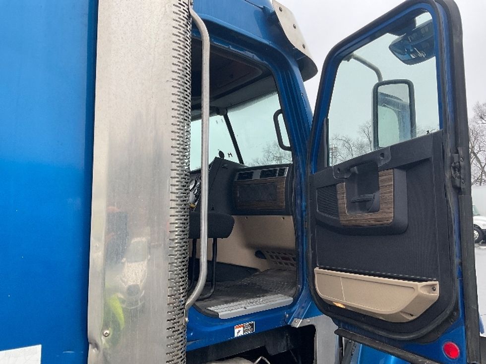 Sleeper Tractor-Heavy Duty Tractors-Freightliner-2020-D12264SD-Pittsburgh-PA-258,895\n\t\tmiles-$ 75,500 - Image 13