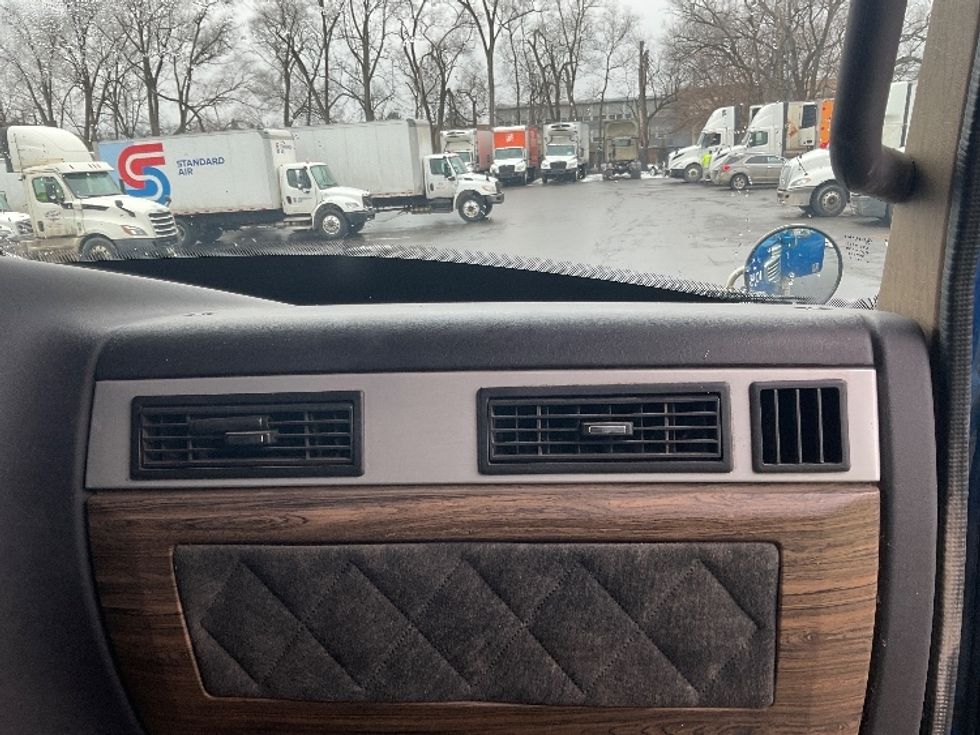 Sleeper Tractor-Heavy Duty Tractors-Freightliner-2020-D12264SD-Pittsburgh-PA-258,895\n\t\tmiles-$ 75,500 - Image 14