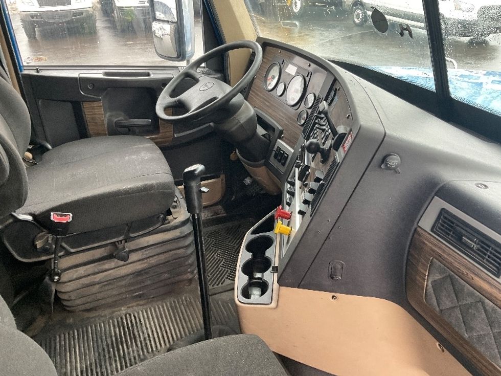 Sleeper Tractor-Heavy Duty Tractors-Freightliner-2020-D12264SD-Pittsburgh-PA-258,895\n\t\tmiles-$ 75,500 - Image 15