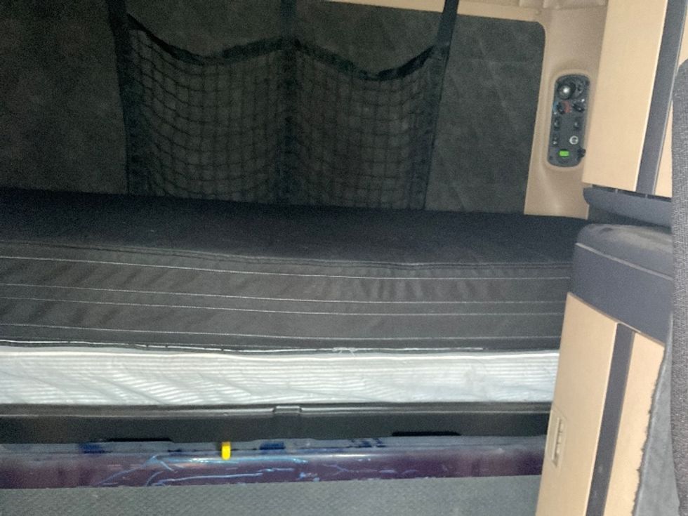 Sleeper Tractor-Heavy Duty Tractors-Freightliner-2020-D12264SD-Pittsburgh-PA-258,895\n\t\tmiles-$ 75,500 - Image 16