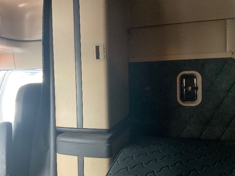 Sleeper Tractor-Heavy Duty Tractors-Freightliner-2020-D12264SD-Pittsburgh-PA-258,895\n\t\tmiles-$ 75,500 - Image 18