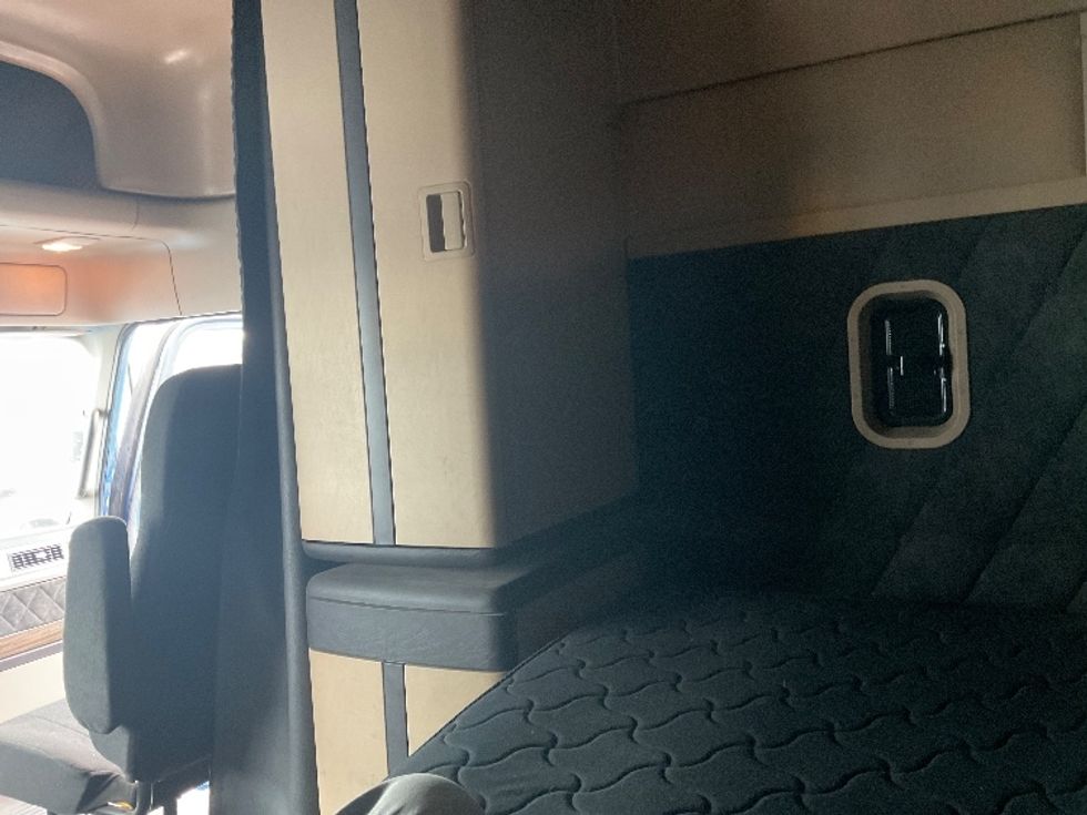 Sleeper Tractor-Heavy Duty Tractors-Freightliner-2020-D12264SD-Pittsburgh-PA-258,895\n\t\tmiles-$ 75,500 - Image 19