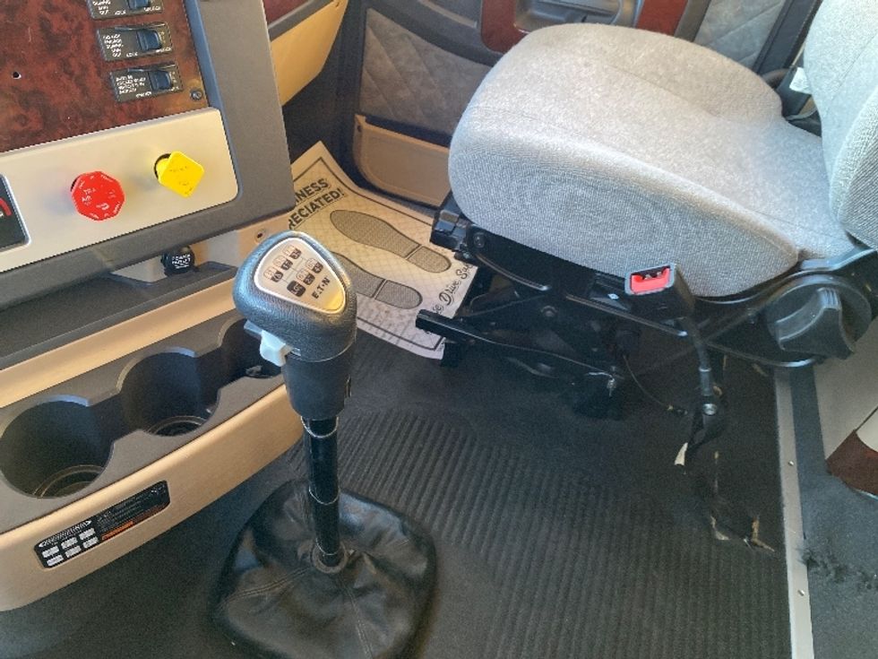 Sleeper Tractor-Heavy Duty Tractors-Freightliner-2020-D12264SD-Saskatoon-SK-746,466\n\t\tkm-$ 84,250 - Image 12