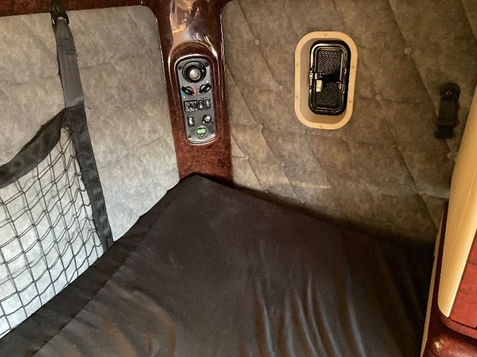 Sleeper Tractor-Heavy Duty Tractors-Freightliner-2020-D12264SD-Saskatoon-SK-746,466\n\t\tkm-$ 84,250 - Image 17